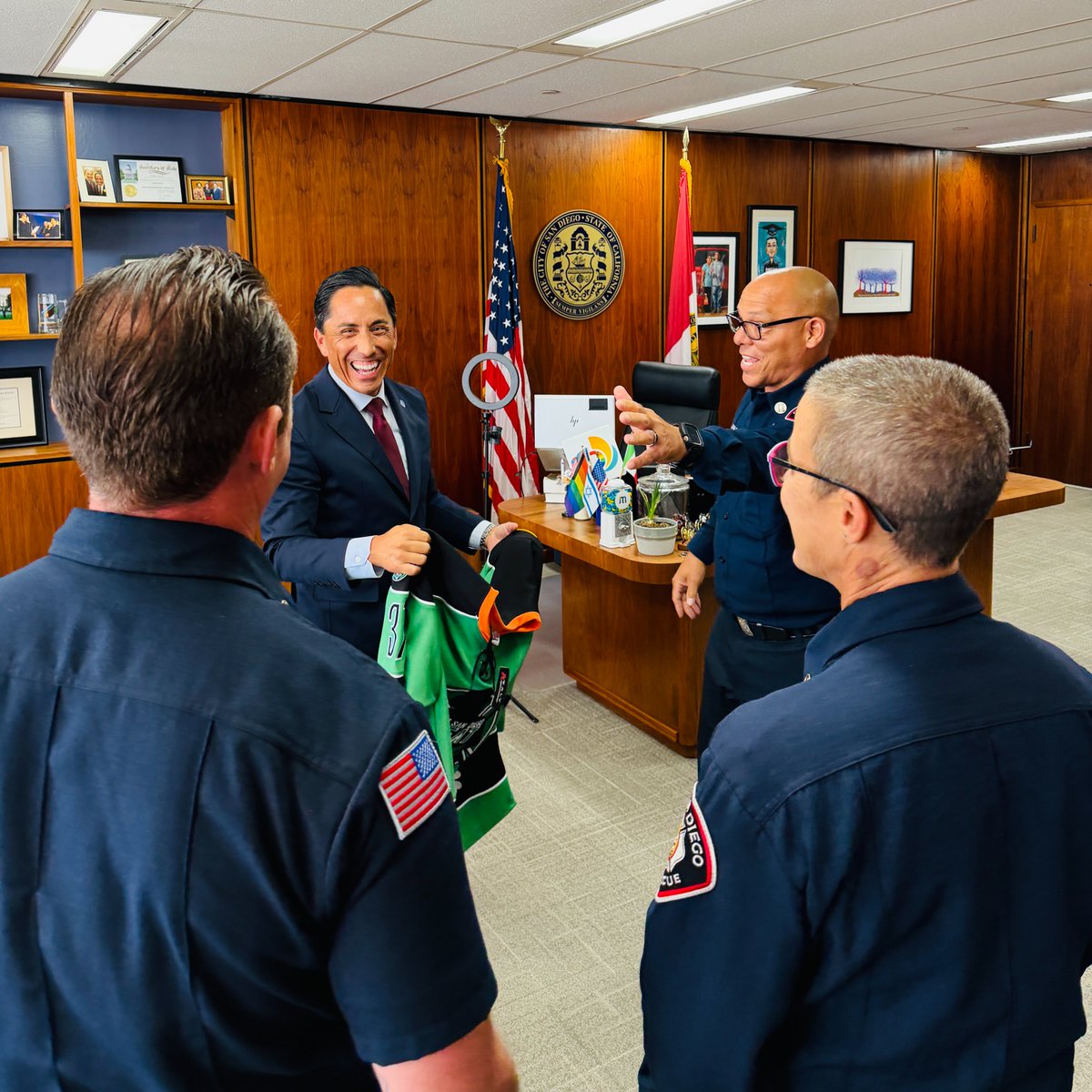 MayorToddGloria's tweet photo. Grateful to the @SDFD @SDFF_EmeraldSoc for stopping by City Hall—and for the incredible hockey jersey!
Through music and service, they honor their Gaelic heritage and the firefighting tradition.
Thank you for all you do, in uniform and beyond.
#ForAllofUs https://t.co/DwTWMji56p