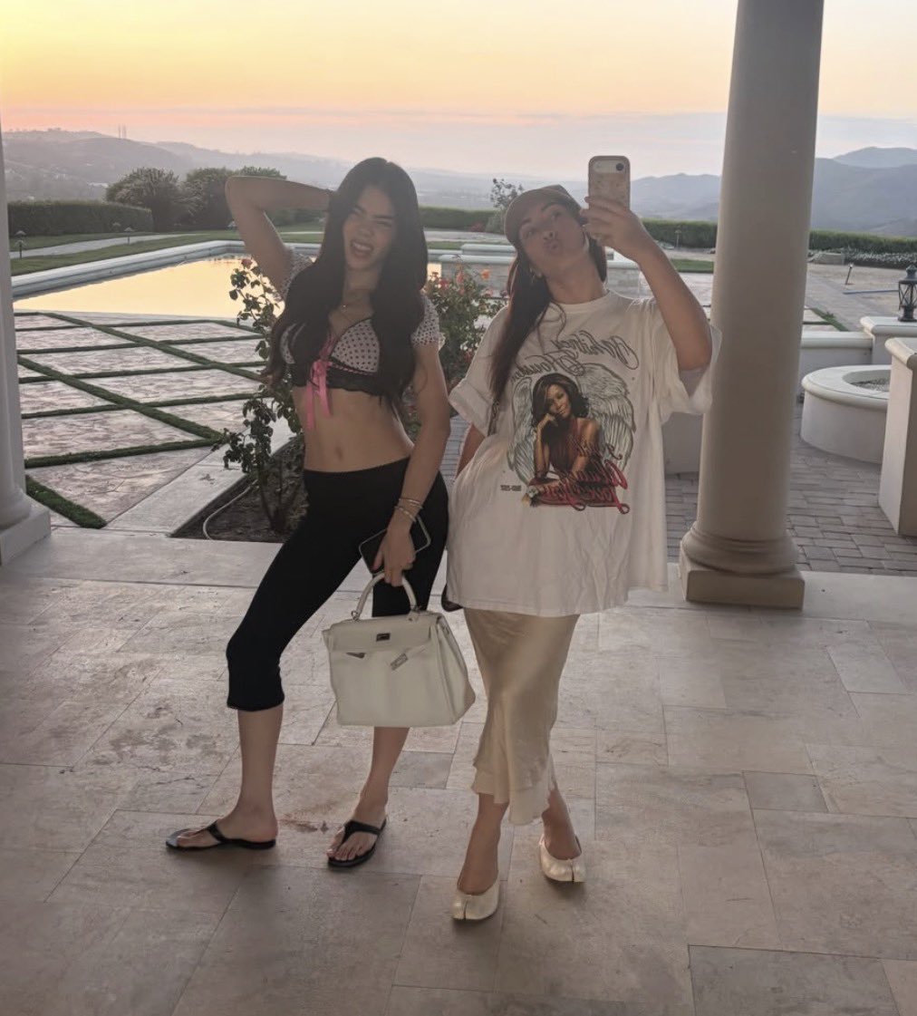 KeniaOsReport's tweet photo. Kenia Os y Kali Uchis. 🤍 https://t.co/MvEnSpnMrX