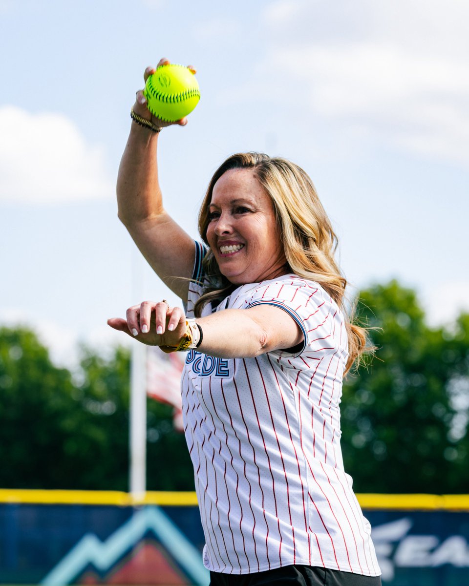 GoDucks's tweet photo. Mighty Oregon 🦆

@OregonSB HC @MelyssaLombardi threw out the first pitch for the @AUSL_Cascade tonight. #GoDucks https://t.co/eLKaVn4trE