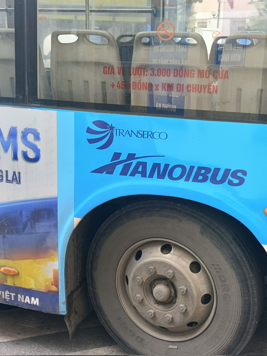 funa1nara's tweet photo. ハノイ市バス　基本料金＋乗車距離による従量制料金となる
車掌が端末を操作し発券 https://t.co/uHYjKFsPr5