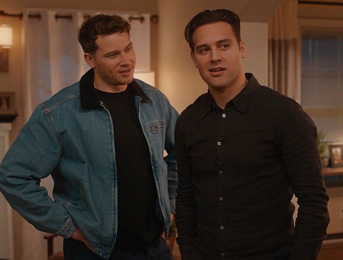 edssluttywaist's tweet photo. i miss the way buck looked at eddie like he's the most beautiful thing he had ever seen https://t.co/9bzQL0KYVG
