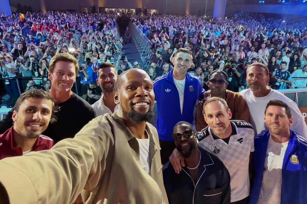 LakeShowYo's tweet photo. This a CRAZY lineup https://t.co/LuY4YFTcKE
