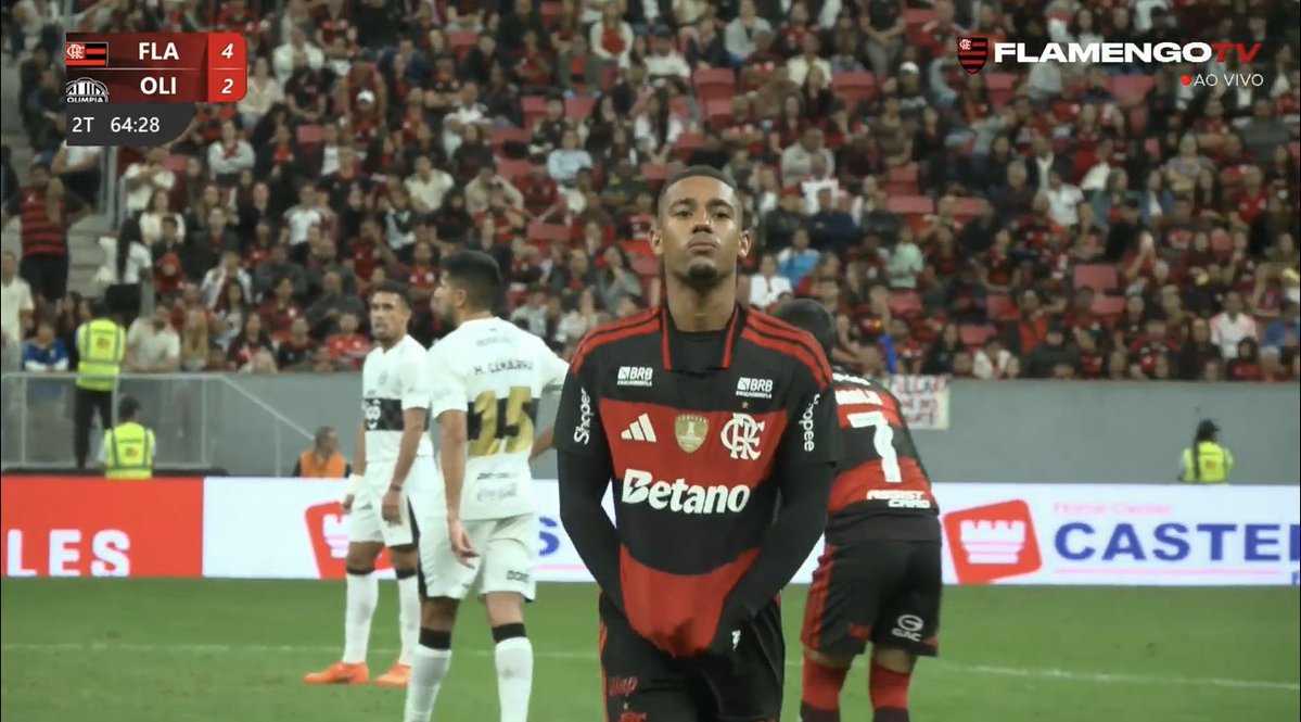 futebol_info's tweet photo. Com 3 assistências no jogo contra o Olimpia, Samuel Lino saiu de campo aplaudido pela torcida do Flamengo no Mané Garrincha.

📸 Flamengo TV https://t.co/Le1kAh0CEn