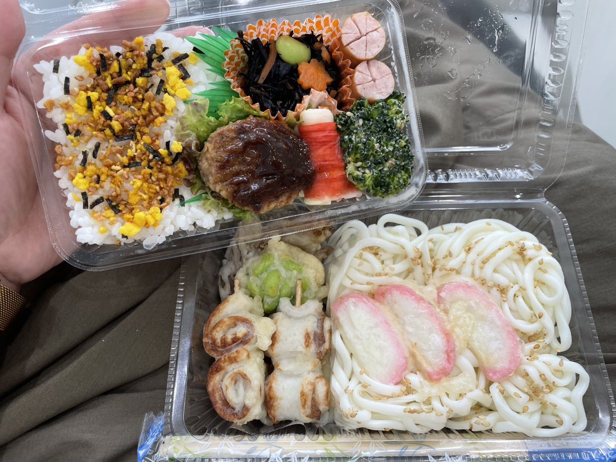 cometrue3104's tweet photo. 今週は金曜日に寝坊してしまったので、月曜日だけお弁当になってしまいました😄🥲
うどんと天ぷら
ふりかけご飯とおかず
かまぼこ　竹輪　舞茸　枝豆の天ぷら
ハンバーグ　ひじき　ウインナー
ブロッコリー🥦　カニカマ
＃お弁当 
只今就活中です😆20時までの仕事が中々なくて困ったものです🥹疲れる https://t.co/IPepWRoFk2