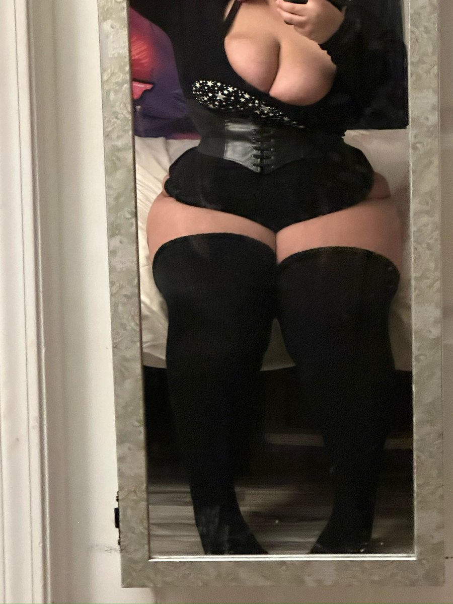 cinnababexo's tweet photo. would you cum inside my chubby thick body? https://t.co/lFhuBH6ylg