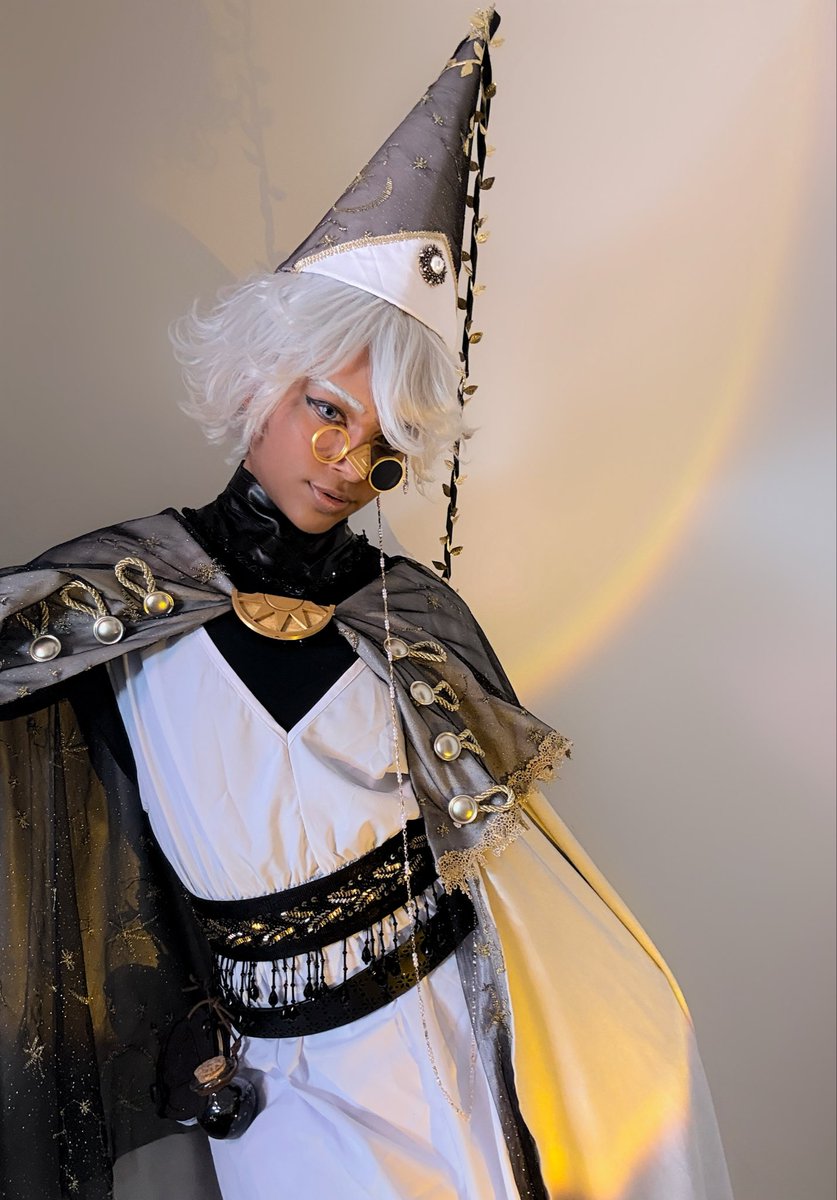 Moonkiller17's tweet photo. QIFREY 🪞🍂✨ WITCH HAT ATELIER 
- happy 26th birthday to me <3 https://t.co/EEJsrH9W0u