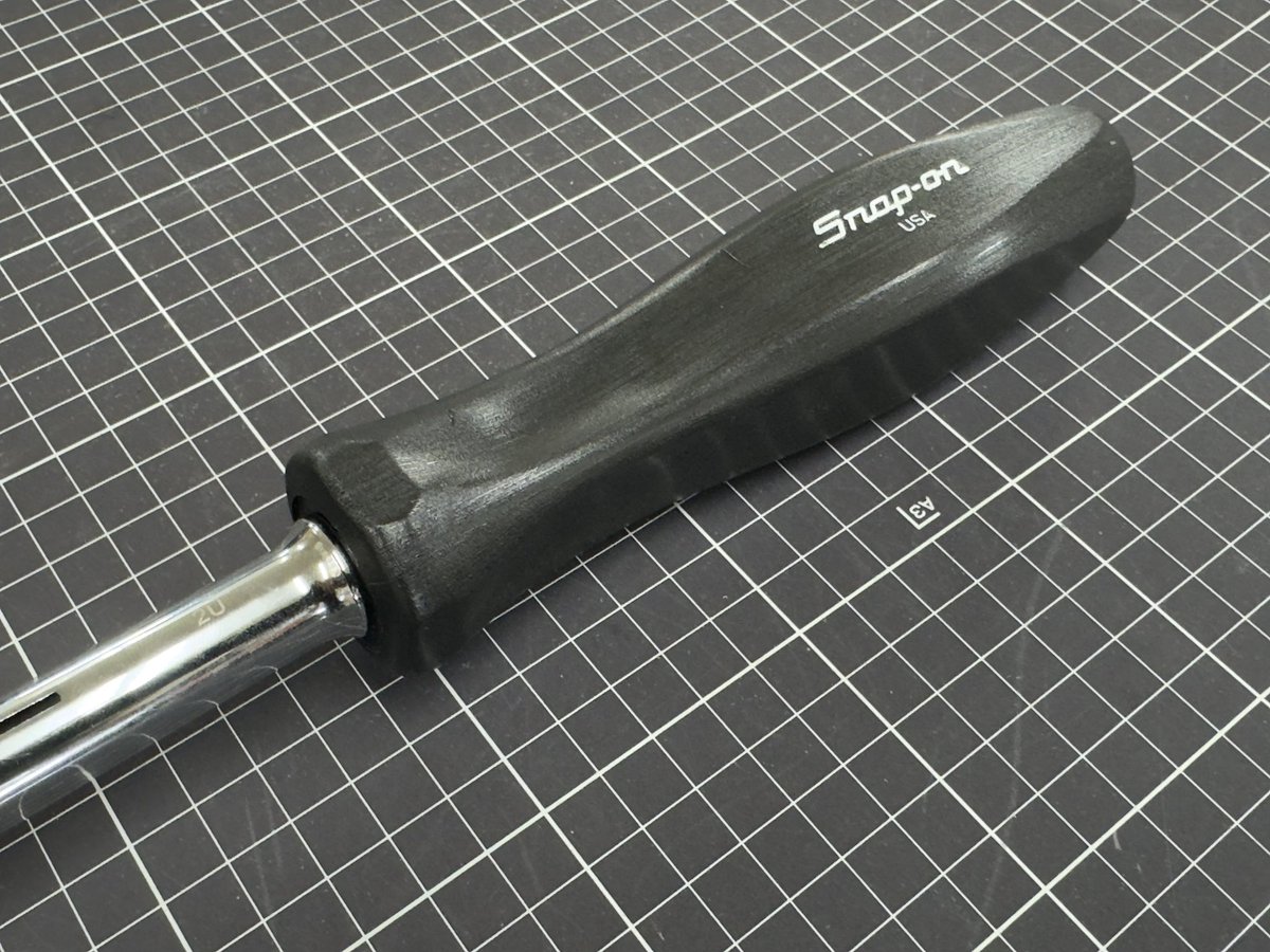 Kai_ZO6LS7's tweet photo. #MACTOOLS
1/2"DR.スイベルラチェット
純正ゴムグリップが好みではないので・・・
魔改造😎
MACのDG33グリップでは細いので
Snap-onのプライバーグリップを使用🤔
少しグリップが大きい感じだが😅
力💪を入れる事を考えれば👍👍 https://t.co/RLIQBcqT0A