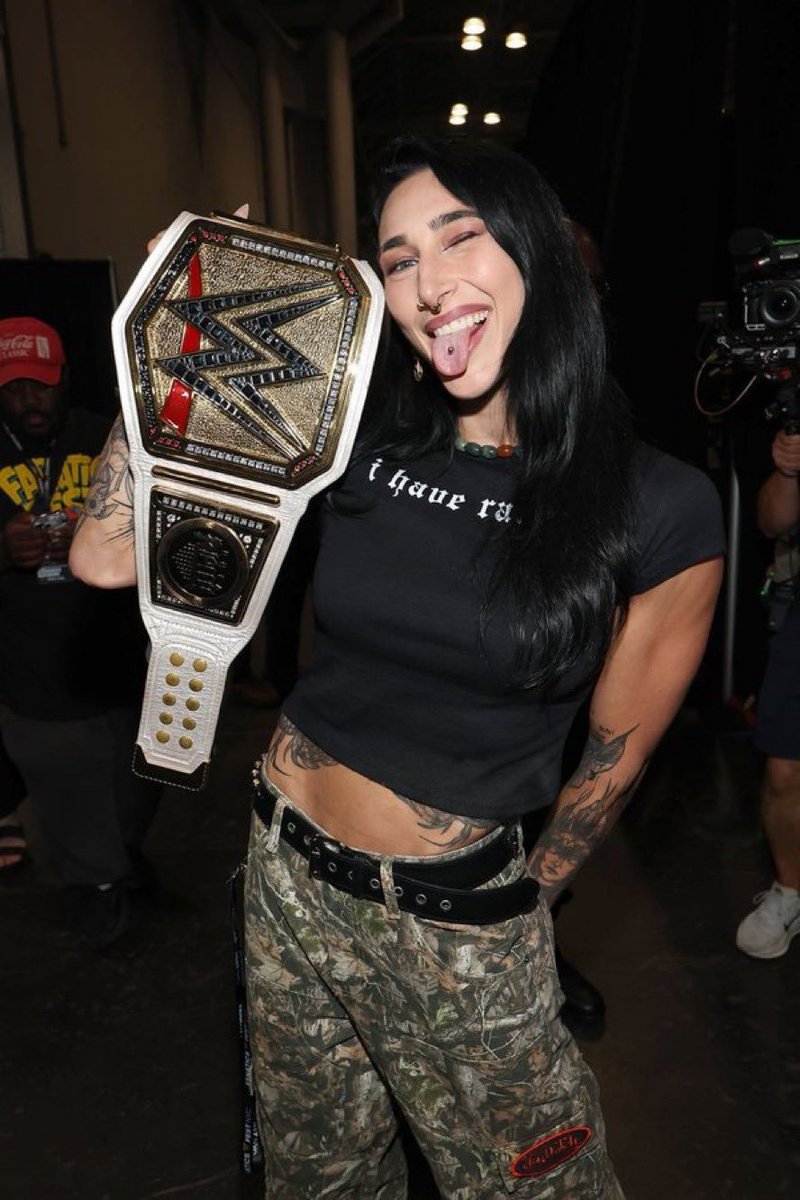 WrestleShots26's tweet photo. @Reign4Brutality Hey bitch  MAMI ALWAYS ON TOP CRY ABOUT IT ACKNOLAGE ☝🏻 MAMI NOW YEETT https://t.co/tdLKQbnbRV