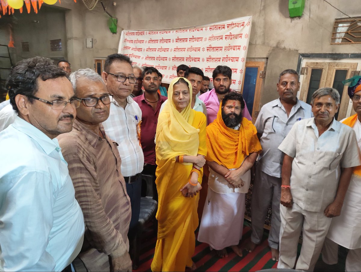 RaoRajendraBJP's tweet photo. त्रिवेणीधाम में प्रजापति समाज द्वारा आयोजित श्रीयादे माता मंदिर के 31वें पाटोत्सव एवं प्रतिभा सम्मान समारोह में मेरी अनुपस्थिति में रानी साहिबा ने पहुंचकर प्रतिभावान विद्यार्थियों को आशीर्वाद दिया।

प्रजापति समाज के बंधुओं की सहभागिता और बच्चों की प्रतिभा देखकर अत्यंत प्रसन्नता हुई। आयोजन समिति को हार्दिक बधाई।

माता श्रीयादे का आशीर्वाद हम सभी पर बना रहे।

#TriveniDham #PrajapatiSamaj #JaipurRural