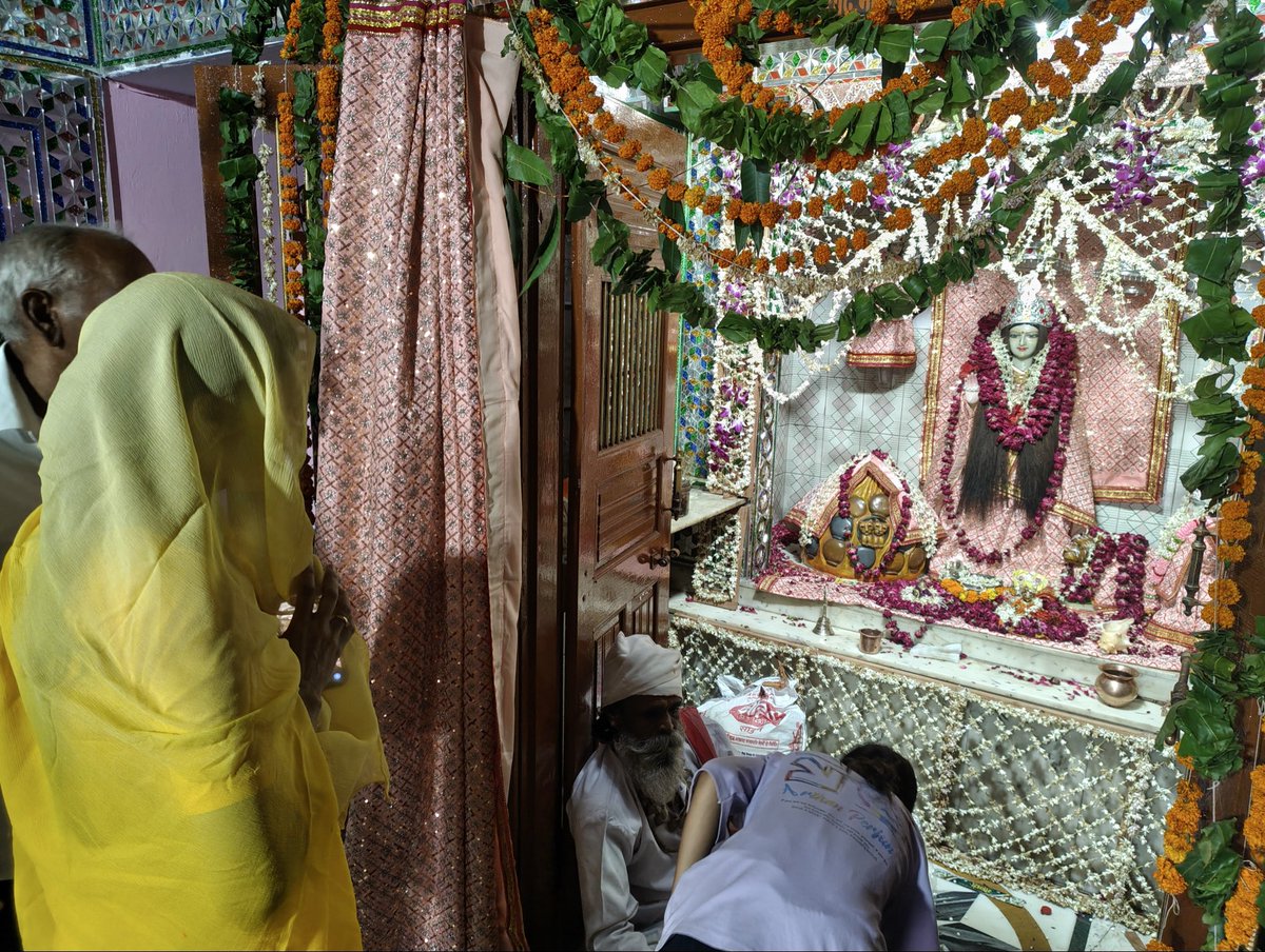 RaoRajendraBJP's tweet photo. त्रिवेणीधाम में प्रजापति समाज द्वारा आयोजित श्रीयादे माता मंदिर के 31वें पाटोत्सव एवं प्रतिभा सम्मान समारोह में मेरी अनुपस्थिति में रानी साहिबा ने पहुंचकर प्रतिभावान विद्यार्थियों को आशीर्वाद दिया।

प्रजापति समाज के बंधुओं की सहभागिता और बच्चों की प्रतिभा देखकर अत्यंत प्रसन्नता हुई। आयोजन समिति को हार्दिक बधाई।

माता श्रीयादे का आशीर्वाद हम सभी पर बना रहे।

#TriveniDham #PrajapatiSamaj #JaipurRural
