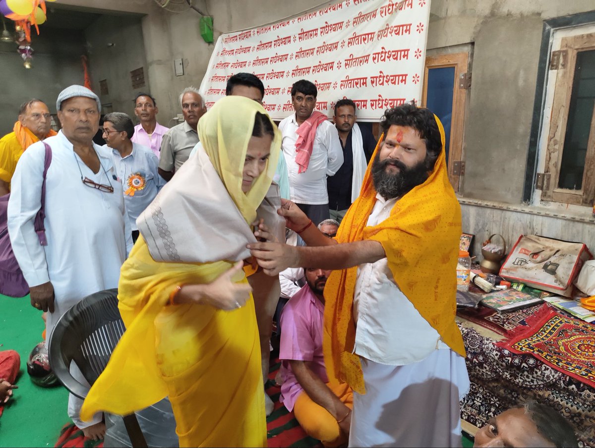 RaoRajendraBJP's tweet photo. त्रिवेणीधाम में प्रजापति समाज द्वारा आयोजित श्रीयादे माता मंदिर के 31वें पाटोत्सव एवं प्रतिभा सम्मान समारोह में मेरी अनुपस्थिति में रानी साहिबा ने पहुंचकर प्रतिभावान विद्यार्थियों को आशीर्वाद दिया।

प्रजापति समाज के बंधुओं की सहभागिता और बच्चों की प्रतिभा देखकर अत्यंत प्रसन्नता हुई। आयोजन समिति को हार्दिक बधाई।

माता श्रीयादे का आशीर्वाद हम सभी पर बना रहे।

#TriveniDham #PrajapatiSamaj #JaipurRural