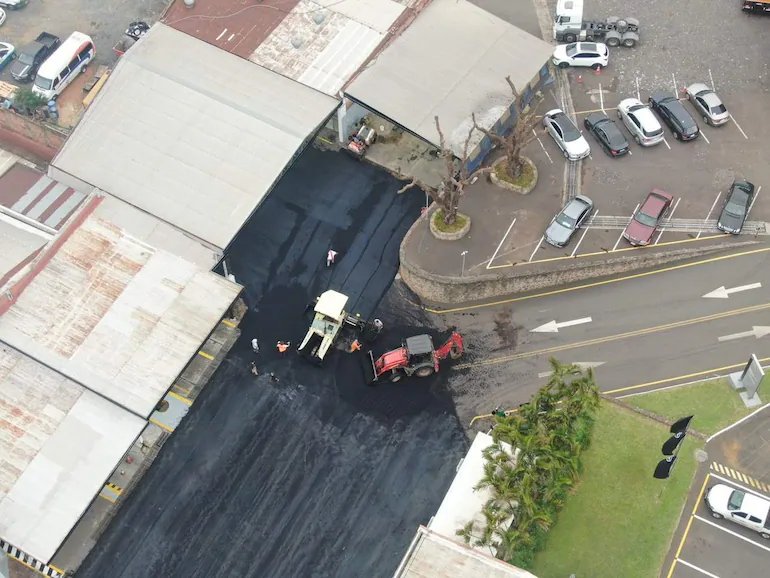 CuartoPoder_Py's tweet photo. 🔴 EL "EMPRENDIMIENTO" MUNICIPAL:
CUANDO EL ASFALTO DE ASUNCIÓN TERMINA EN EL ESTACIONAMIENTO EQUIVOCADO GRACIAS A LA FACTURA DE UNA DIFUNTA 
Vía @ABCDigital

◾No hay caso, en la Municipalidad de @AsuncionMuni el asfalto no solo tiene baches, sino también superpoderes: ¡puede aparecer mágicamente en canchas sintéticas y estacionamientos privados mientras las calles públicas siguen pareciendo la superficie de la Luna! Todo este truco de magia urbana quedó al descubierto gracias a una denuncia penal presentada por el concejal @pablocallizob, quien destapó lo que ya se conoce popularmente como la "mafia del asfalto".

◾Resulta que la Dirección de Vialidad operaba una especie de "delivery" VIP de pavimento caliente. El modus operandi era digno de una comedia de enredos: los funcionarios municipales andaban de lo más hacendosos ofreciendo servicios de asfaltado a empresas y complejos deportivos privados en pleno horario laboral. Para la obra, usaban camiones oficiales, maquinaria del Estado y toneladas de asfalto pagado por los contribuyentes. Y para que todo cuadrara en los papeles, emitían facturas de una empresa de fachada llamada "AP Construcciones", cuya supuesta dueña es nada más y nada menos que una señora que ya pasó a mejor vida. Sí, leyó bien, ¡la proveedora del negocio era una difunta! Por si fuera poco, el teléfono de contacto de la finada daba directo al celular de un funcionario vivo y coleando de la propia municipalidad.

◾Hasta ahora se calcula que este "emprendimiento" causó un agujero de unos 500 millones de guaraníes, esfumando unas 140 toneladas de mezcla asfáltica que terminaron decorando un complejo deportivo en Itá Enramada y el estacionamiento de una conocida concesionaria de vehículos (Cóndor). Esta última firma saltó rápido a aclarar que ellos contrataron el servicio "de buena fe" a la constructora de la fallecida y que jamás sospecharon por qué los muchachos que tiraban el asfalto venían con uniformes y camiones con el logotipo de la Intendencia. ¡Cosas que pasan!

◾Mientras tanto, el ahora exdirector de Vialidad, Nicolás Duarte, aplicó la vieja y confiable táctica de lavarse las manos y culpar a sus subordinados. Pero la jugada le salió al revés: los obreros se indignaron tanto por el "atropello" que atrincheraron la planta asfáltica exigiendo su cabeza. Ante el griterío, el intendente Luis Bello tuvo que intervenir la dependencia y apartar al director, aunque no pudo evitar lanzar una frase para el bronce del humor nacional. Al final, en Asunción las calles siguen rotas, pero queda claro que para hacer negocios creativos, la gestión municipal nunca descansa en paz.