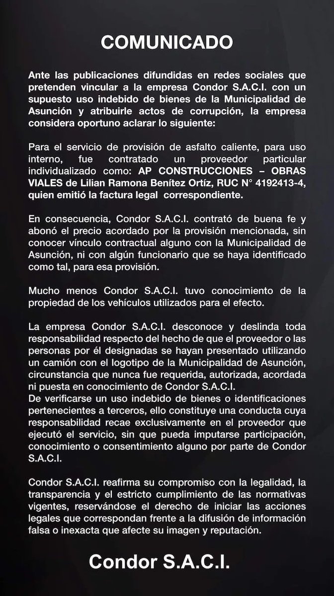 CuartoPoder_Py's tweet photo. 🔴 EL "EMPRENDIMIENTO" MUNICIPAL:
CUANDO EL ASFALTO DE ASUNCIÓN TERMINA EN EL ESTACIONAMIENTO EQUIVOCADO GRACIAS A LA FACTURA DE UNA DIFUNTA 
Vía @ABCDigital

◾No hay caso, en la Municipalidad de @AsuncionMuni el asfalto no solo tiene baches, sino también superpoderes: ¡puede aparecer mágicamente en canchas sintéticas y estacionamientos privados mientras las calles públicas siguen pareciendo la superficie de la Luna! Todo este truco de magia urbana quedó al descubierto gracias a una denuncia penal presentada por el concejal @pablocallizob, quien destapó lo que ya se conoce popularmente como la "mafia del asfalto".

◾Resulta que la Dirección de Vialidad operaba una especie de "delivery" VIP de pavimento caliente. El modus operandi era digno de una comedia de enredos: los funcionarios municipales andaban de lo más hacendosos ofreciendo servicios de asfaltado a empresas y complejos deportivos privados en pleno horario laboral. Para la obra, usaban camiones oficiales, maquinaria del Estado y toneladas de asfalto pagado por los contribuyentes. Y para que todo cuadrara en los papeles, emitían facturas de una empresa de fachada llamada "AP Construcciones", cuya supuesta dueña es nada más y nada menos que una señora que ya pasó a mejor vida. Sí, leyó bien, ¡la proveedora del negocio era una difunta! Por si fuera poco, el teléfono de contacto de la finada daba directo al celular de un funcionario vivo y coleando de la propia municipalidad.

◾Hasta ahora se calcula que este "emprendimiento" causó un agujero de unos 500 millones de guaraníes, esfumando unas 140 toneladas de mezcla asfáltica que terminaron decorando un complejo deportivo en Itá Enramada y el estacionamiento de una conocida concesionaria de vehículos (Cóndor). Esta última firma saltó rápido a aclarar que ellos contrataron el servicio "de buena fe" a la constructora de la fallecida y que jamás sospecharon por qué los muchachos que tiraban el asfalto venían con uniformes y camiones con el logotipo de la Intendencia. ¡Cosas que pasan!

◾Mientras tanto, el ahora exdirector de Vialidad, Nicolás Duarte, aplicó la vieja y confiable táctica de lavarse las manos y culpar a sus subordinados. Pero la jugada le salió al revés: los obreros se indignaron tanto por el "atropello" que atrincheraron la planta asfáltica exigiendo su cabeza. Ante el griterío, el intendente Luis Bello tuvo que intervenir la dependencia y apartar al director, aunque no pudo evitar lanzar una frase para el bronce del humor nacional. Al final, en Asunción las calles siguen rotas, pero queda claro que para hacer negocios creativos, la gestión municipal nunca descansa en paz.
