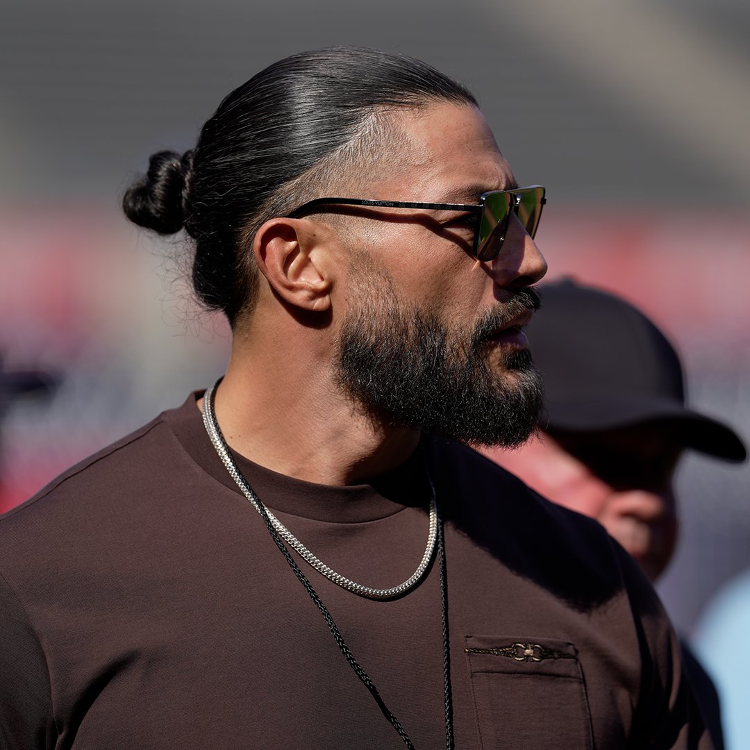 MLB's tweet photo. The Tribal Chief is in the Bronx ☝️

WWE star Roman Reigns pulled up for Dodgers - Yankees! https://t.co/3uIa10vbPM