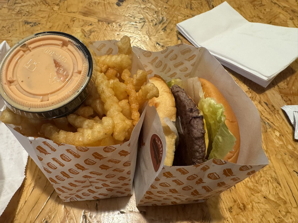 cincygreghoodin's tweet photo. Stop 4 #cincyburgerweek I’the classic with fries and fry sauce ‘cause, you know @FiftyWestBrew  . @CincyBurgerWeek @CincinnatiMag #eatcincy #cincyeats #BearcatVibes #cincyvibes #dinelocal #allforcincy #todoporcincy #fridayvibes #getyourburgeron https://t.co/zQF6kIoT5I