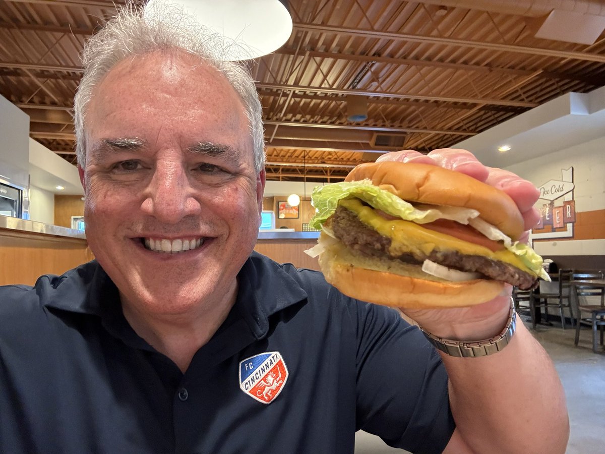 cincygreghoodin's tweet photo. Stop 4 #cincyburgerweek I’the classic with fries and fry sauce ‘cause, you know @FiftyWestBrew  . @CincyBurgerWeek @CincinnatiMag #eatcincy #cincyeats #BearcatVibes #cincyvibes #dinelocal #allforcincy #todoporcincy #fridayvibes #getyourburgeron https://t.co/zQF6kIoT5I