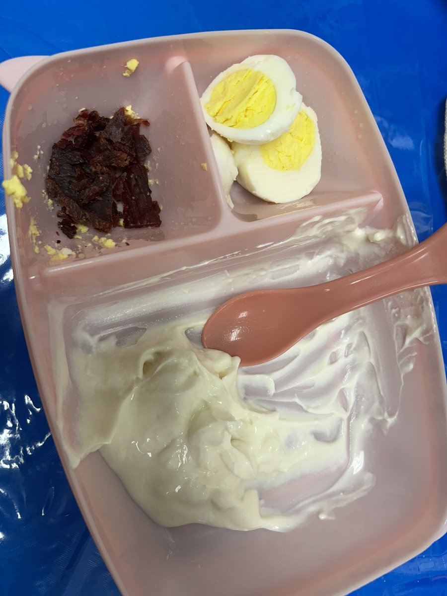 yuridoll22's tweet photo. check in after all my work breaks <3

      two boiled eggs, beef jerky (70 cals), and some honey greek yogurt! i also ate a rice cake with some pizza toppings before work (not pictured) 

last meal before dinner !!! https://t.co/TlYdj8lKdS