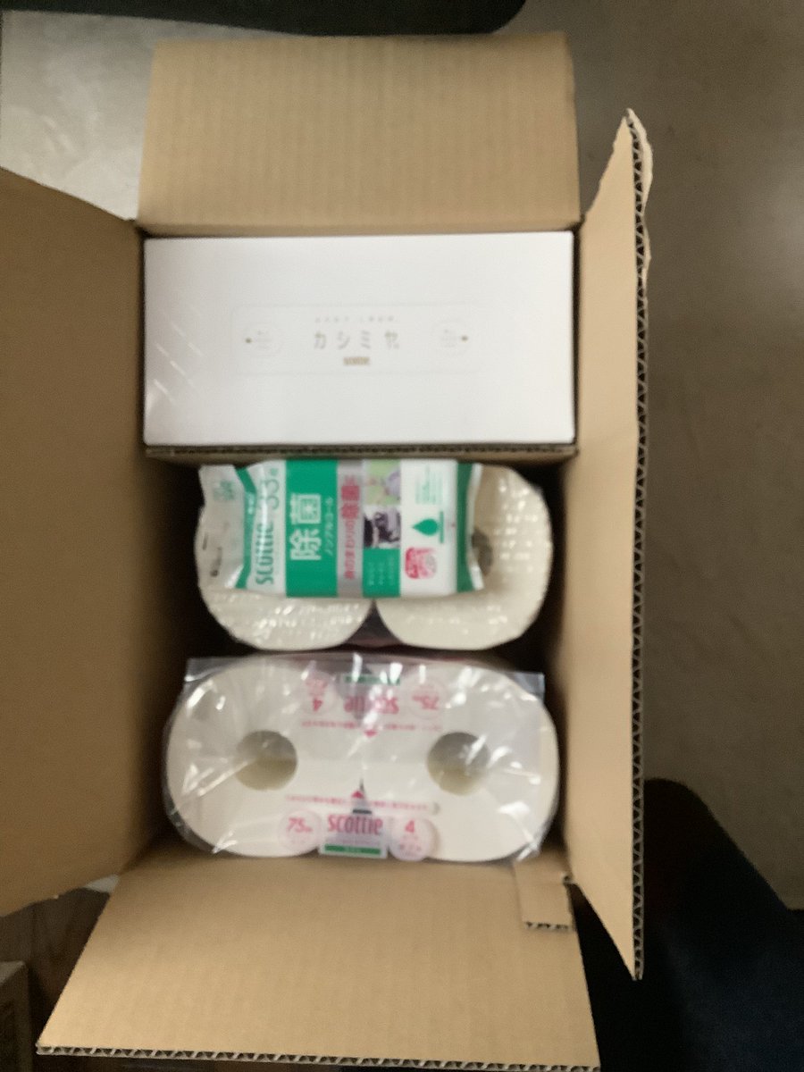 ily12121's tweet photo. 日本製紙から株主優待が到着。自炊をしなさ過ぎて、キッチンタオルの在庫が過剰に。置き場所が…。
過去到着分を含めて整理確認していたら、箱ティッシュが奇跡的にこの数年同じ色が届いていたことが発覚。
以前はハンドタオルや肌うるるだったのですね。 https://t.co/wEPWcraAEQ