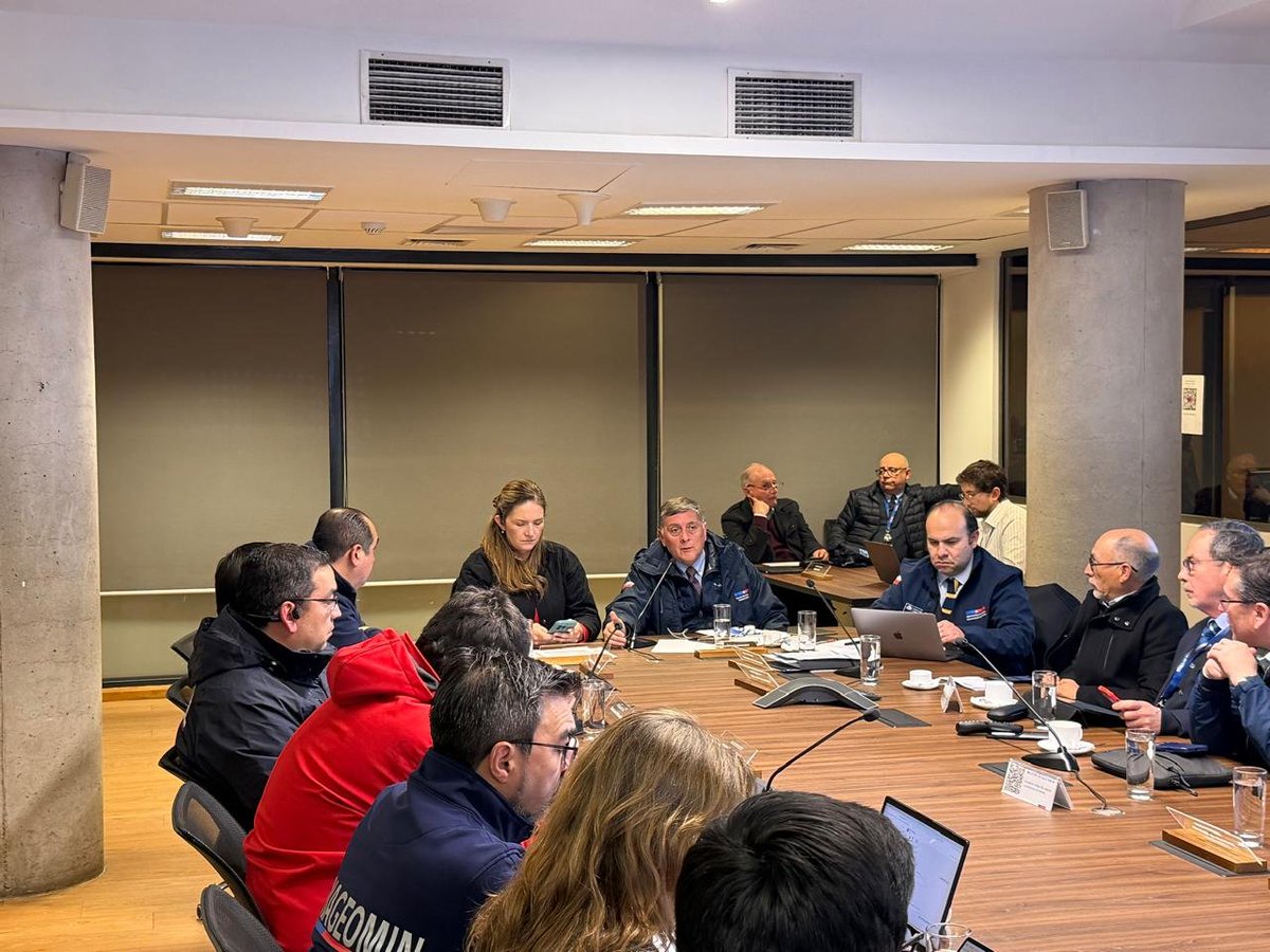 ACHMChile's tweet photo. ⚠️ La ACHM refuerza la coordinación municipal ante el sistema frontal. El presidente, @alessandri2024 , participa en la mesa técnica junto a @Gob_Interior y @Senapred . La Asociación apoya acciones preventivas y la respuesta local. Mantente Informado por los canales oficiales. https://t.co/DTNAvJwqVL