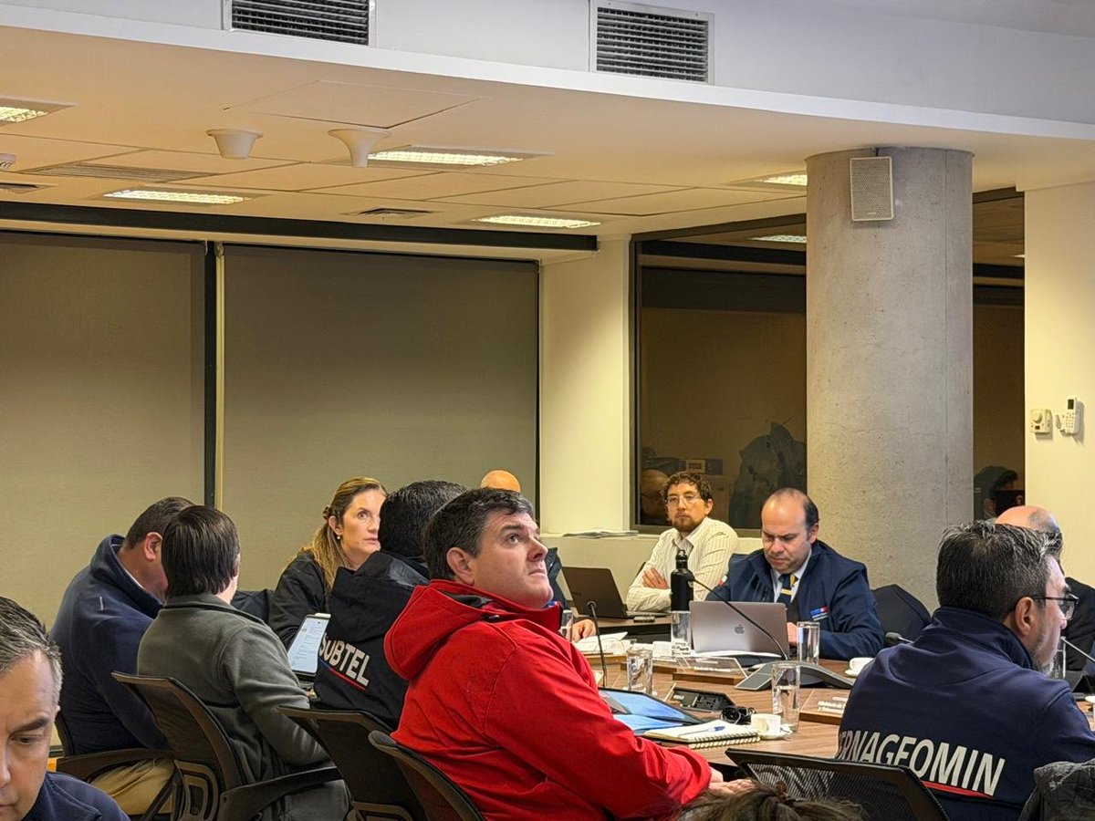 ACHMChile's tweet photo. ⚠️ La ACHM refuerza la coordinación municipal ante el sistema frontal. El presidente, @alessandri2024 , participa en la mesa técnica junto a @Gob_Interior y @Senapred . La Asociación apoya acciones preventivas y la respuesta local. Mantente Informado por los canales oficiales. https://t.co/DTNAvJwqVL