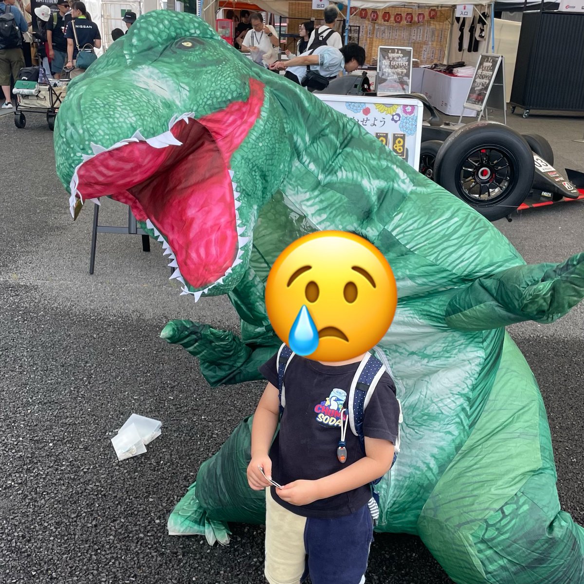 Rexy15_'s tweet photo. みんなの力を貸して下さい。このお子様が帽子を落としてしまって元気がでません。ニューエラのドラえもんの帽子だそうです。見つけたらグラスタ裏のインフォメーションに届けて下さい。よろしくお願いします🦖⸒⸒ https://t.co/7E1O5KBAKD