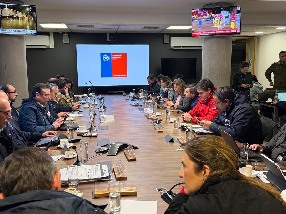 ACHMChile's tweet photo. ⚠️ La ACHM refuerza la coordinación municipal ante el sistema frontal. El presidente, @alessandri2024 , participa en la mesa técnica junto a @Gob_Interior y @Senapred . La Asociación apoya acciones preventivas y la respuesta local. Mantente Informado por los canales oficiales. https://t.co/DTNAvJwqVL