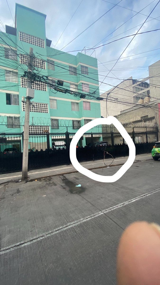 ROGERCASTILLOM's tweet photo. Solicitando ayuda a @CFE_Contigo  cable colgando un riesgo calle Mapimi entre río consulado Alcaldia Cuauhtémoc gracias https://t.co/UgCej3tPpC