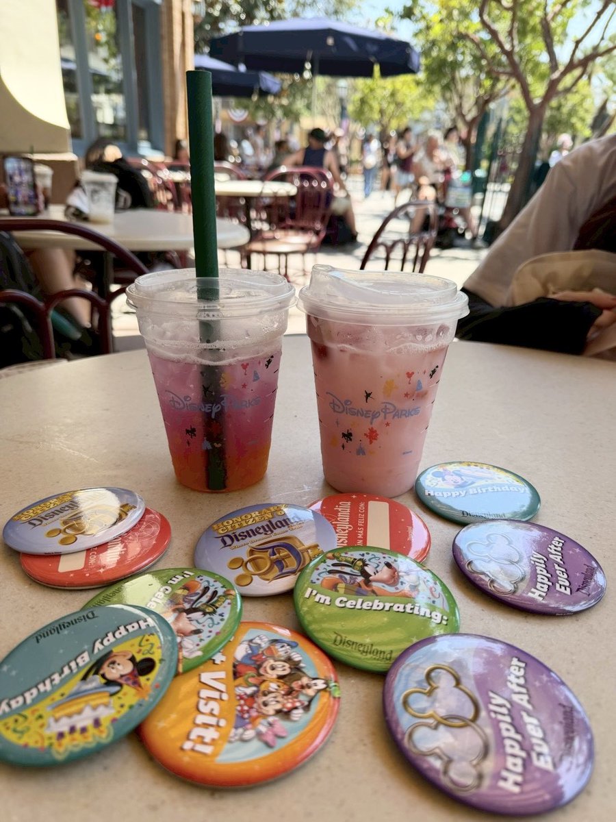 trdrnkk's tweet photo. Tropical Butterfly LemonadeとPink Drink🦋
せっかくだから全種類どうぞ、といただいた缶バッジと共に💫 https://t.co/y9nIX9Ny4Z