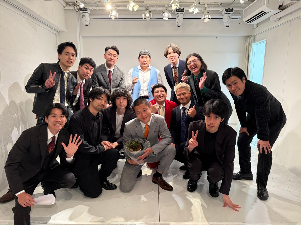 roundabout_Oji's tweet photo. 各駅停車
サンキューべり町隆史！

会場に響くくらい
俺の声ってでかいのね笑。

企画では同期の祝。エペと同じチームで
1文字合わせゲームを行いました。
長内の天才的なひらめきで
圧勝するとは。

レギュラーもゲストも
個性的なメンバーばかり。

次のライブは
あなたの最寄り駅かもしれません！ https://t.co/SlTruLuz60