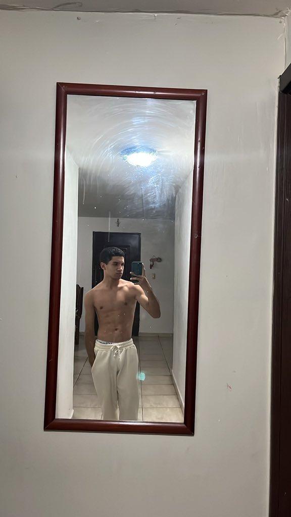 sebasx777z's tweet photo. Será que nunca me va a crecer el cabello? https://t.co/flG4MHaNbM