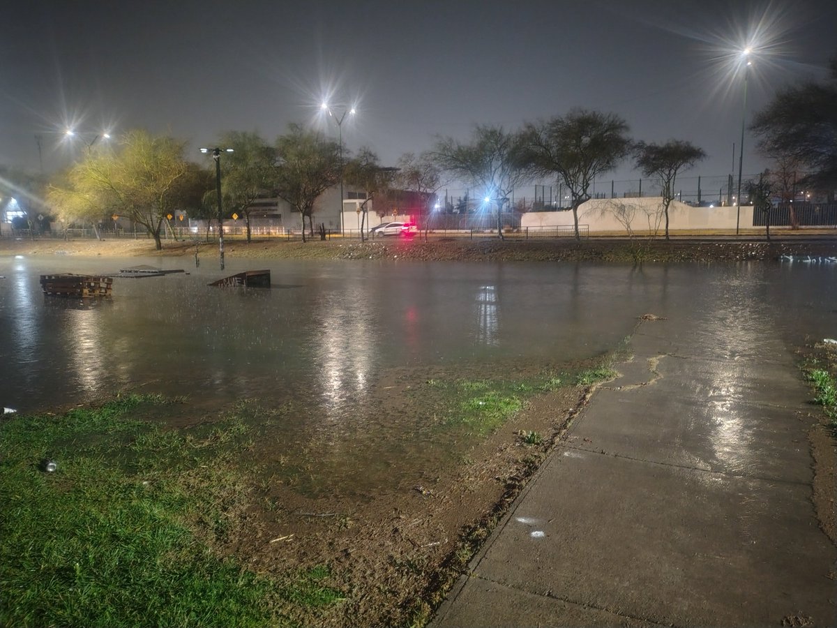 MiguelH49131505's tweet photo. Llevamos un poco más de 24 hrs de lluvia y el panorama no se ve muy alentador en #vallegrande #lampa . Lo que se suponía que ser parque inundable a una capacidad sobre el 70% . muchas casas alrededor.
Mapocho
Rafa Cabada
#temporal https://t.co/tqrbRH8kOp