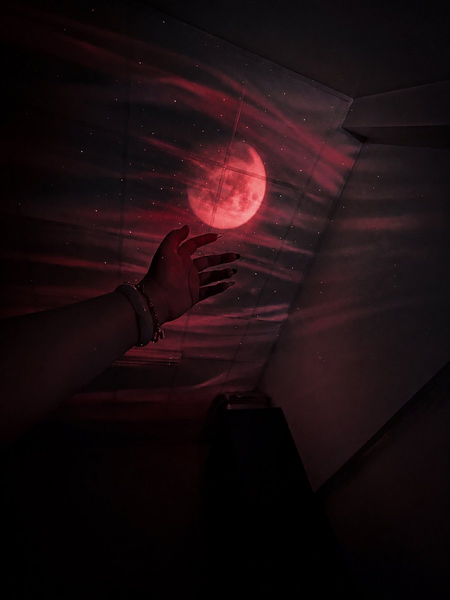 rose03_17_'s tweet photo. Lost in the dark  Found in the light

即使自己困在黑暗中 我依然願意向陽光伸手
而我的陽光你在哪呢？ ☺️
#Taiche https://t.co/4o6imf6exf