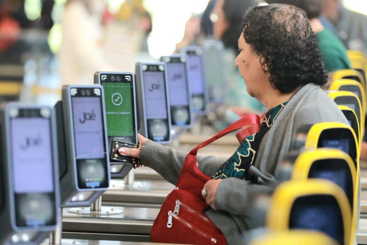 RioEstacao's tweet photo. O aplicativo do Jaé deu pane na noite dessa 5ª-feira, obrigando os passageiros a usar o PIX para viajar nos transportes municipais. A plataforma não aceitava pagamentos nem a recarga dos cartões. A instabilidade aconteceu na hora do rush. #JAÉ https://t.co/k5m76uAEOU https://t.co/5ONCd3rDZI
