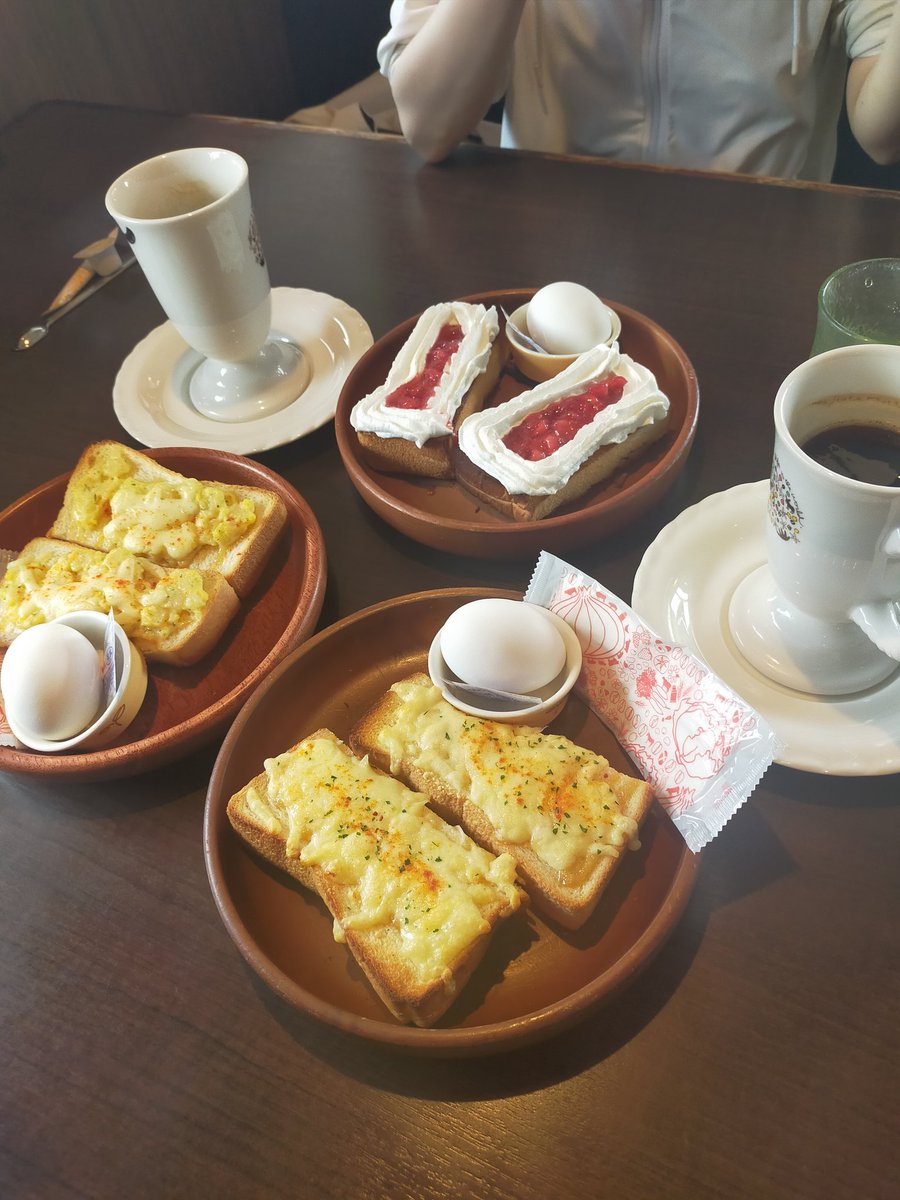 nanahayakei11's tweet photo. 徹夜精誠中　突然
両手の力がなくなった。
たまたまその日東京から帰ってきた長女が救急車を呼んで病院に…
頭のCT　血液検査　
何の異常もなく点滴で良くなり朝方帰った
4女もたまたま帰ってきたので
二人の娘と　今朝はモ〜
ニング　
たまたまが重なり　天の父母様　霊界のお父さん
✨감사합니다✨ https://t.co/wTfRvSt0nj