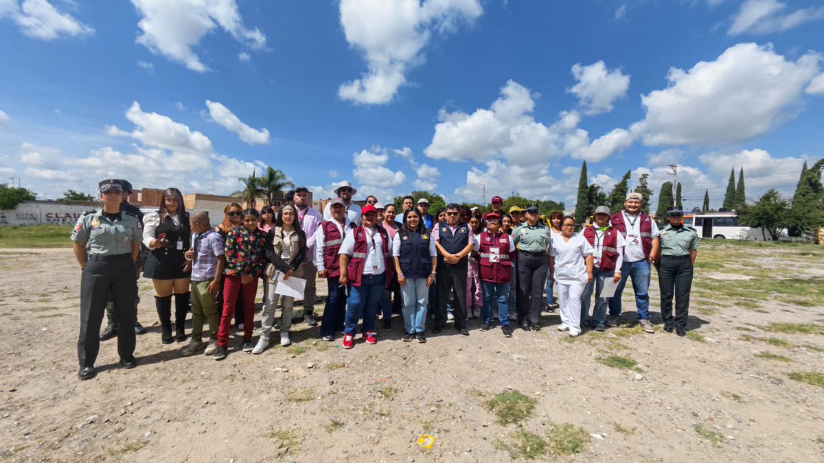 RocioBarcenaM's tweet photo. Esta semana realizamos jornada casa por casa en Los Limones #SLP. Llevamos Jornadas por la #Paz a la población que más lo necesita. Seguimos trabajando para la transformación bajo el liderazgo de @Claudiashein @rosaicela_ @SEGOB_mx https://t.co/BmdLaOWEGe