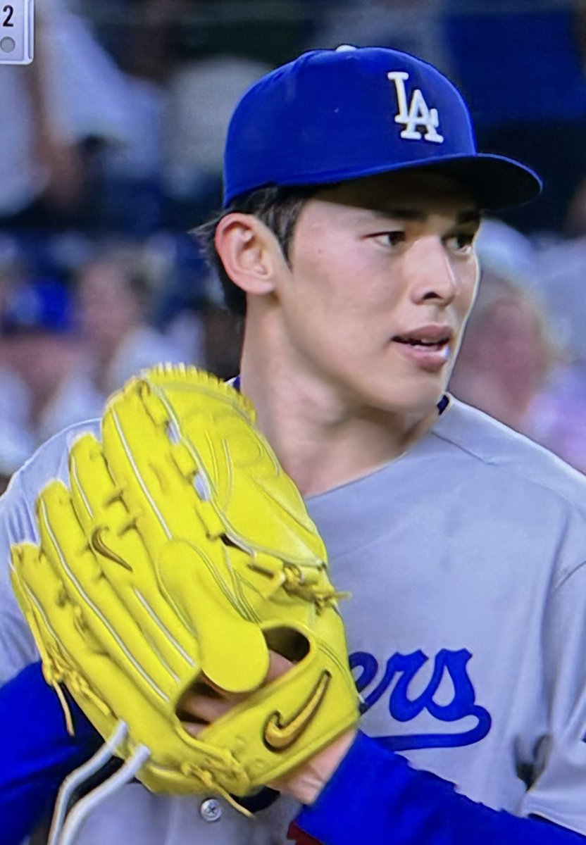 RJLudlum's tweet photo. Bigger than the @GEICO mitts from the #homerunderby at the #mlballstargame …isn’t it too light to pitch in? @Yankees @Dodgers @MLB @MLBNetwork @mlb https://t.co/BljwFRTtLv