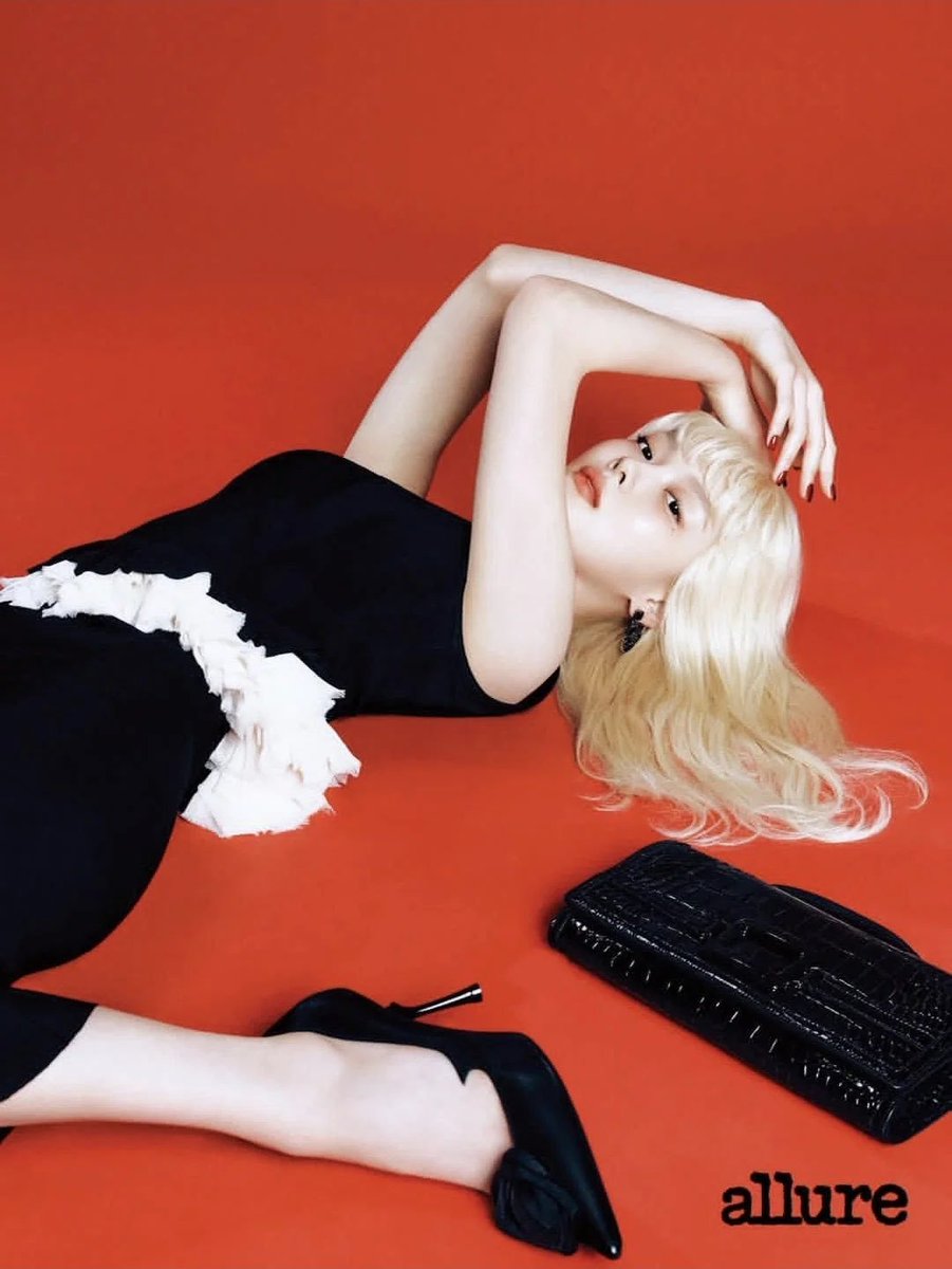 yxojung's tweet photo. I don't chase the spotlight. My blonde finds it for me. https://t.co/JPzYHQGKTC