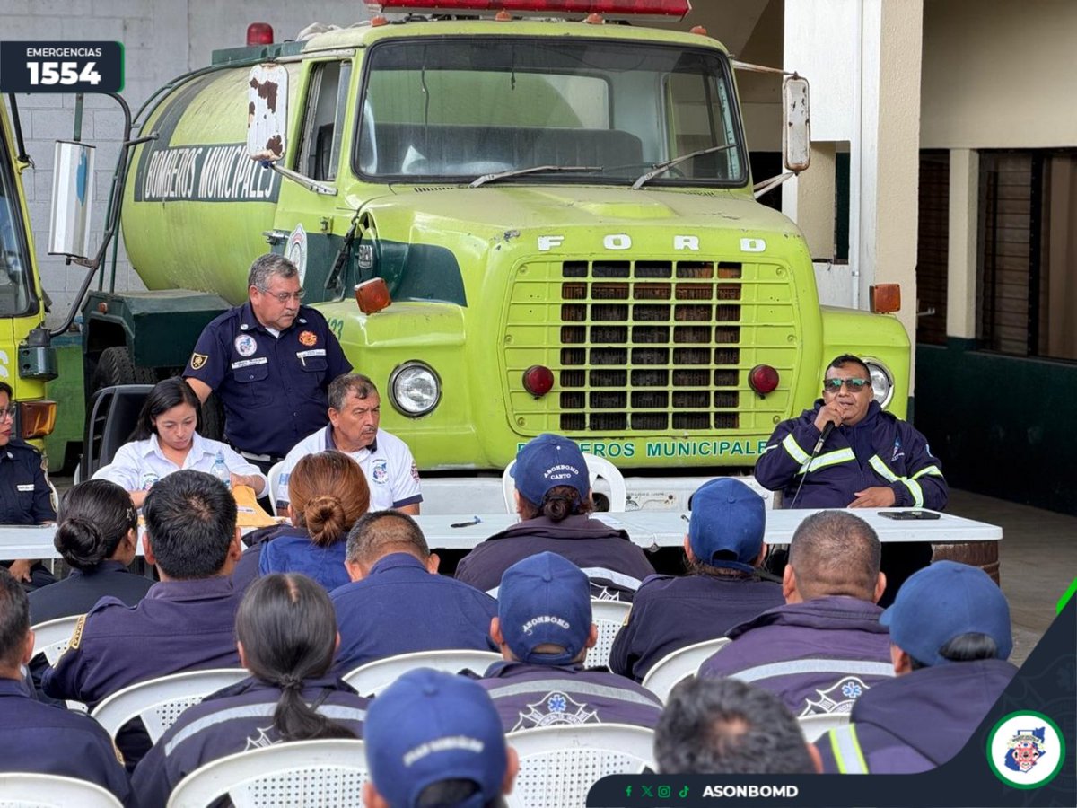 ASONBOMDGT's tweet photo. #BeneficioSocial 🚨
#BonoDeRiesgo 🧑‍🚒

Esta semana, la Asociación Nacional de Bomberos Municipales Departamentales (ASONBOMD) realizó la entrega del beneficio social "Bono de Riesgo", correspondiente al primer semestre del año 2026. Este incentivo beneficiará al personal que integra las 139 estaciones a nivel nacional: 958 bomberos de la guardia permanente y 242 bomberos de la guardia ad-honorem, para un total de 1,200 damas y caballeros bomberos beneficiados.

Este beneficio social ayudará a las familias de los bomberos a nivel nacional a cubrir sus gastos y necesidades básicas.

La entrega estuvo a cargo de miembros de la Junta Directiva, Gerencia General y personal administrativo de ASONBOMD, y se llevó a cabo en las 5 regiones del país:

📍 Oficinas Centrales de ASONBOMD, San Lucas Sacatepéquez (Región Central).
📍 Región de Santa Cruz del Quiché.
📍 Río Hondo, Zacapa (Región Oriente).
📍 San Miguel Sigüilá, Quetzaltenango (Región Occidente).
📍 Las Delicias, Quetzaltenango (Región Costa Sur).

#ASONBOMD