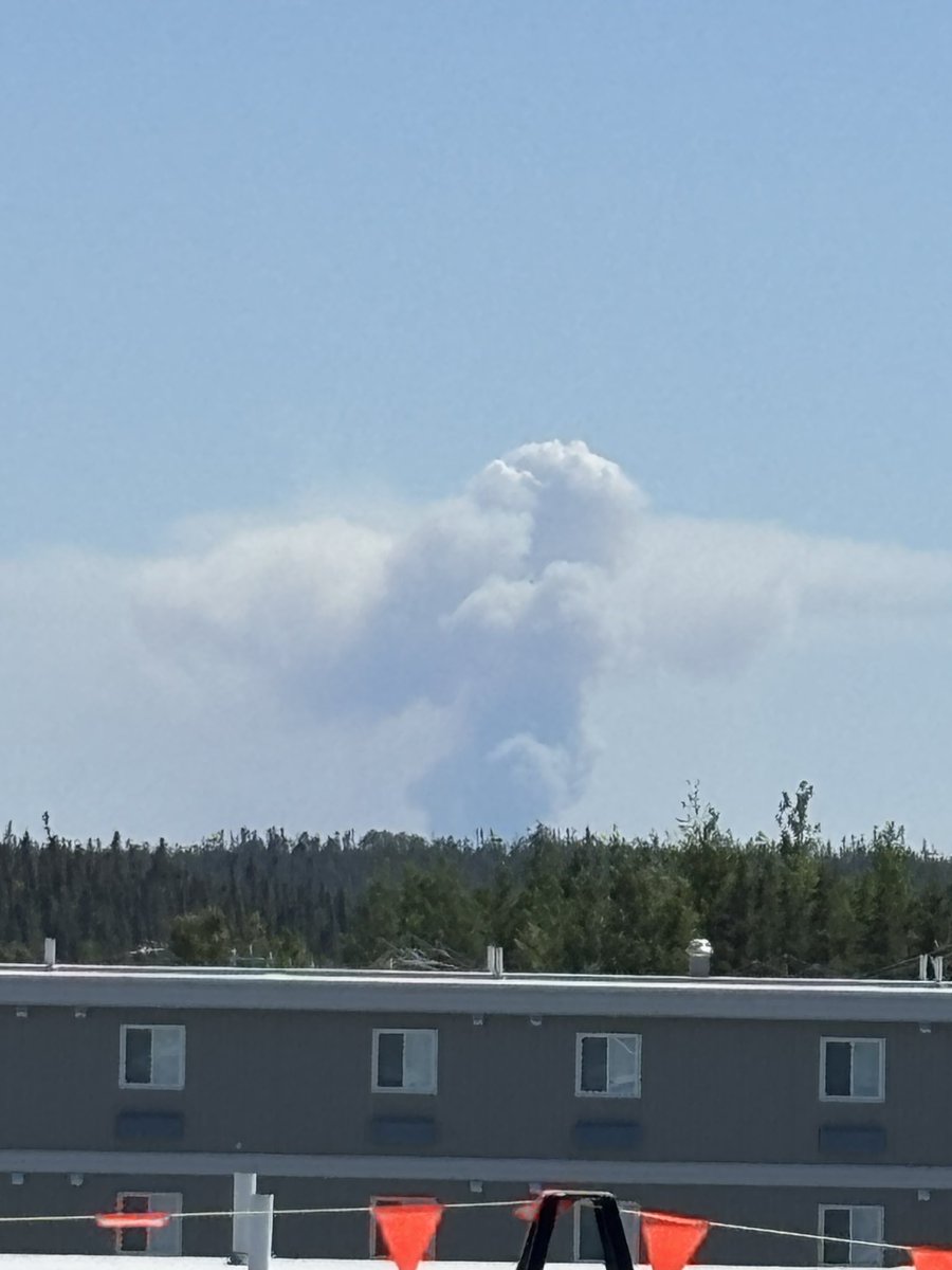 Boblamachine79's tweet photo. @FredericArnould Pis c’est en Ontario un jolie feu allumé par des gens. 10 min avant c’était un explosion 💥 https://t.co/ErZjXRrymX