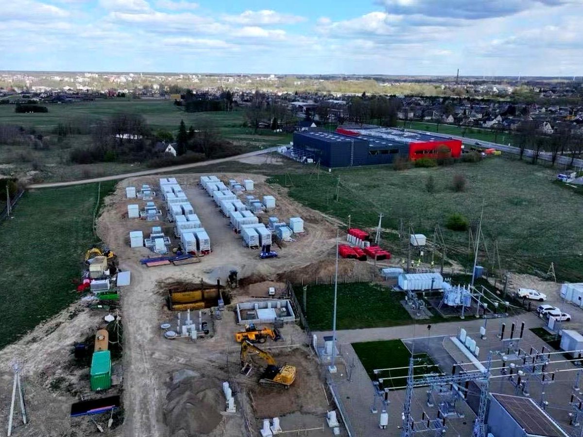 Greatpower2001's tweet photo. 🔋 Great Power supports a 180 MWh utility-scale energy storage project in Lithuania.

With 30 Max-20HC-5000 units and European PCS and EMS integration, the project supports power trading and ancillary grid services.

#GreatPower #EnergyStorage #BESS https://t.co/jW4gGr1EcM