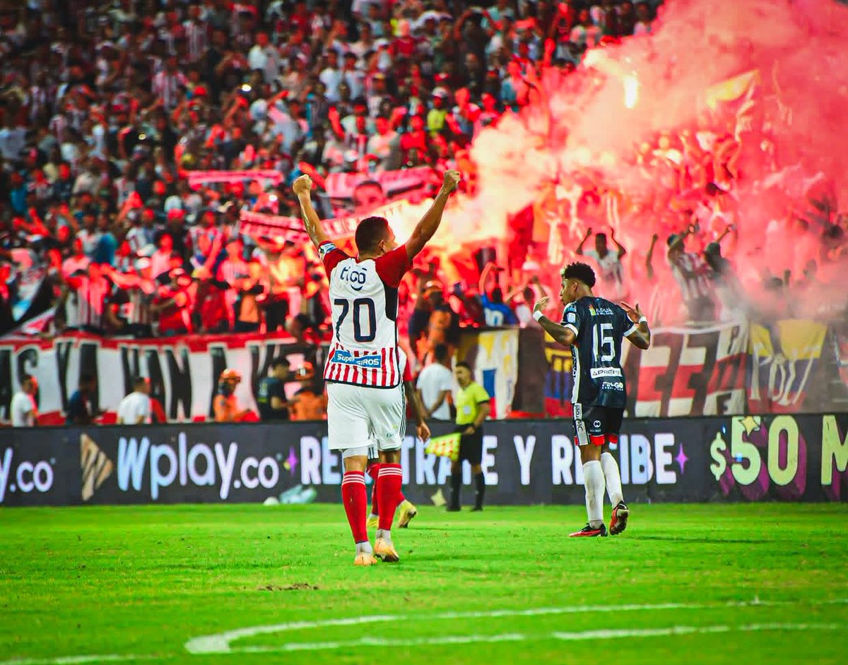 PTiburona's tweet photo. No me queda duda de que Valledupar debe ser la segunda casa del Junior. El apoyo fue total, el ambiente espectacular y cero confrontación. Ojalá amplíen el Armando Maestre, porque esta afición merece recibir más partidos y celebrar de cerca al Bicampeón. 🔴⚪🦈🏆 https://t.co/EV16hhd2Iv