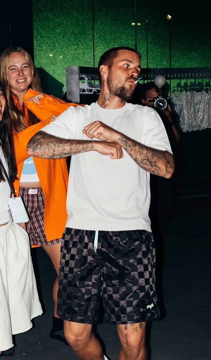 offmybieber's tweet photo. he’s so funny 😭😭 https://t.co/G6nsXwtVRF