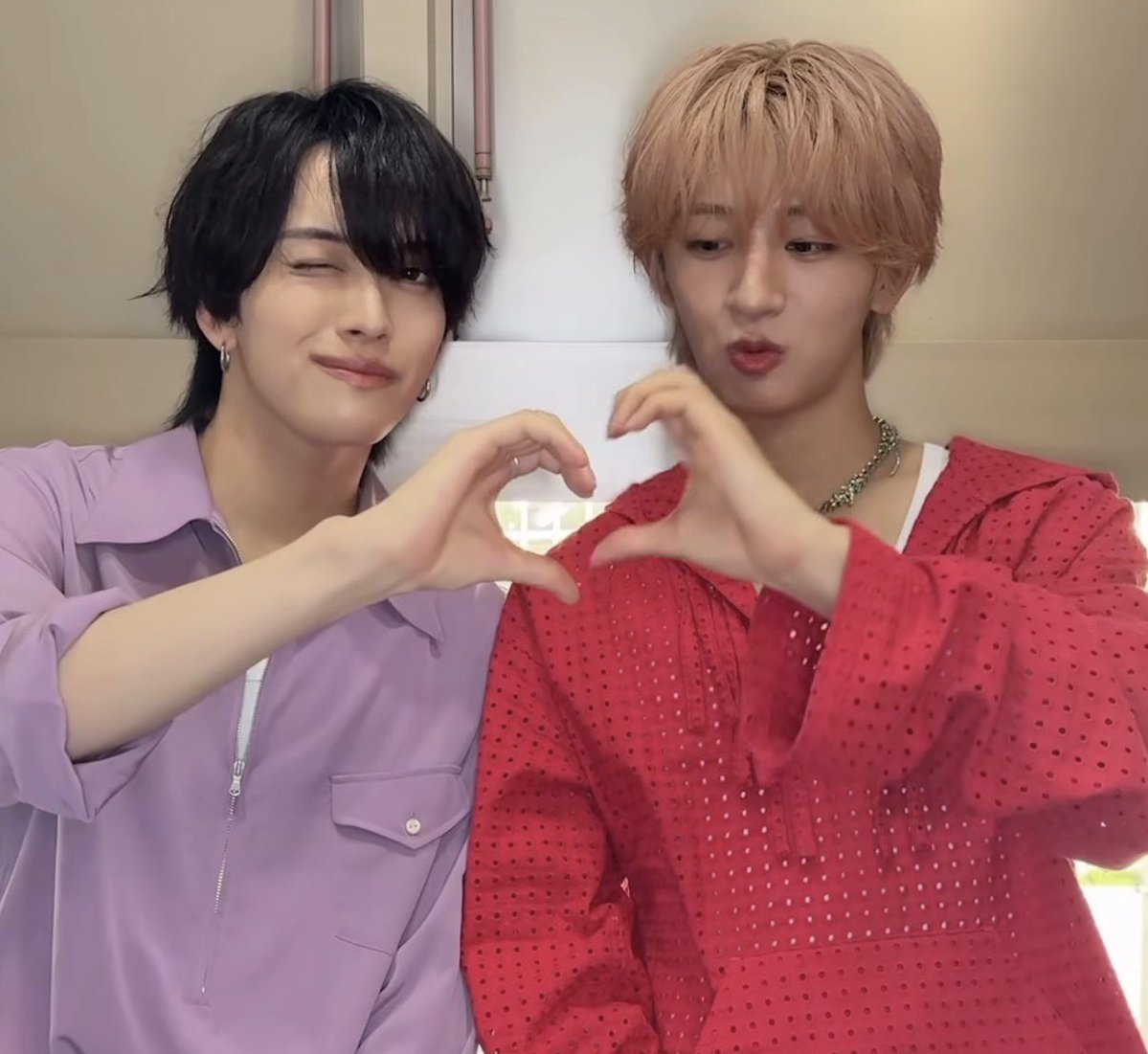 rikomuze's tweet photo. 去年の音楽の日のエイキくんは、私にとって特別な思い出。

その美しさを存分に発揮しながら、意思を持って色気を放っているエイキくんに喰らってしまって…彼の持つ色気が歌声もダンスの美しさも底上げしていて、完全に心を持っていかれた。

今思えば、あれが沼落ちした瞬間だったかも☺️ https://t.co/E8BbMhFplU