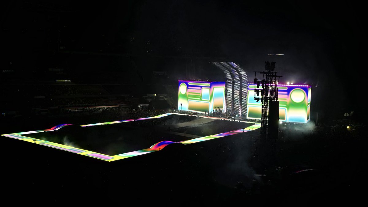 jakeseios's tweet photo. a estrutura do palco do harry é insana e outros artistas que dão a desculpa que nao vem pra ca por causa disso eh ridiculo sim https://t.co/2WqUyN4tZm