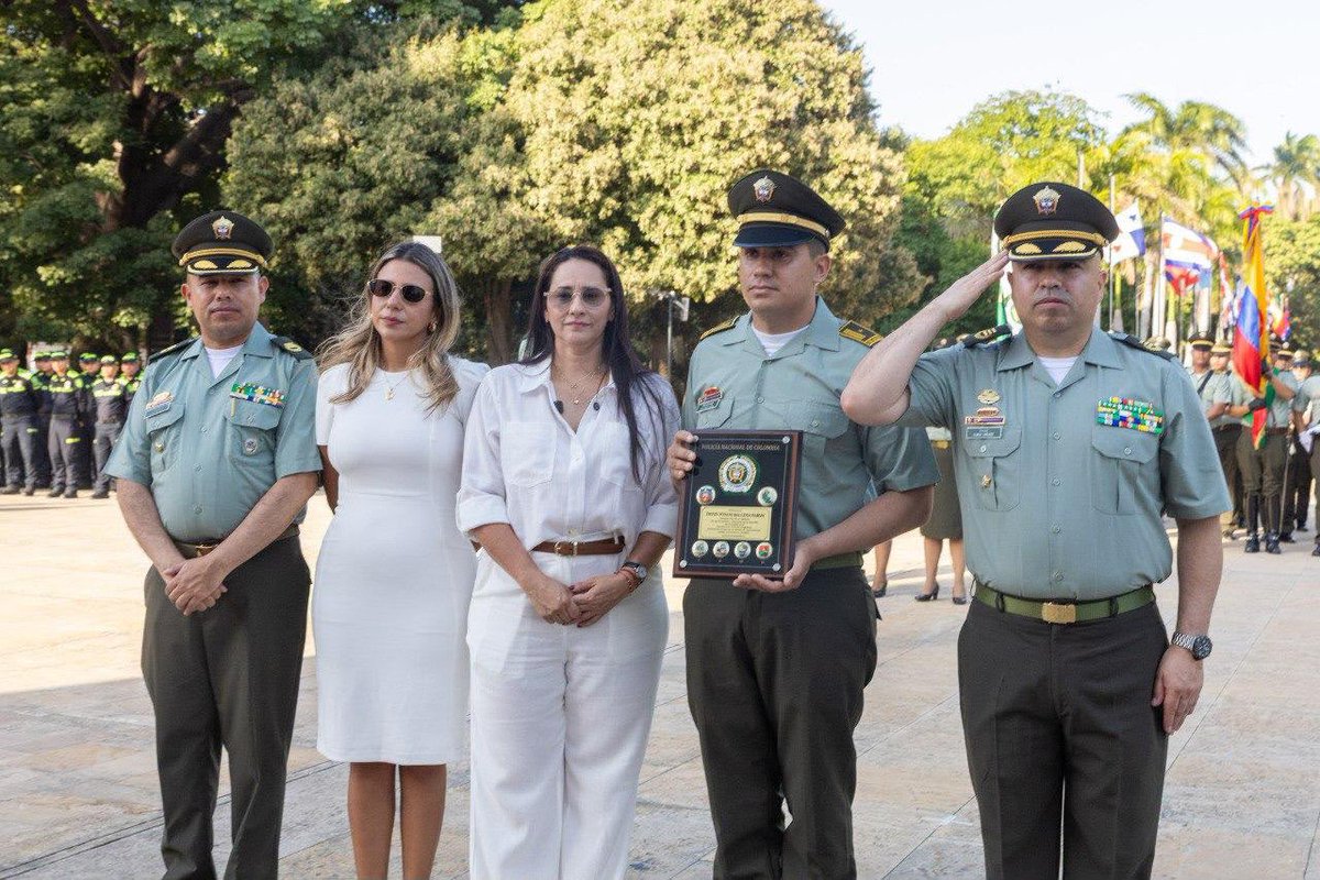 MagdalenaGober's tweet photo. Gobernación del Magdalena exaltó la labor de la Policía Nacional con la condecoración de 36 uniformados en sus 80 años de servicio.

En el marco de la conmemoración de los 80 años del Departamento de Policía Magdalena, la Gobernación del Magdalena rindió homenaje a la… https://t.co/7tIJpyIpSO