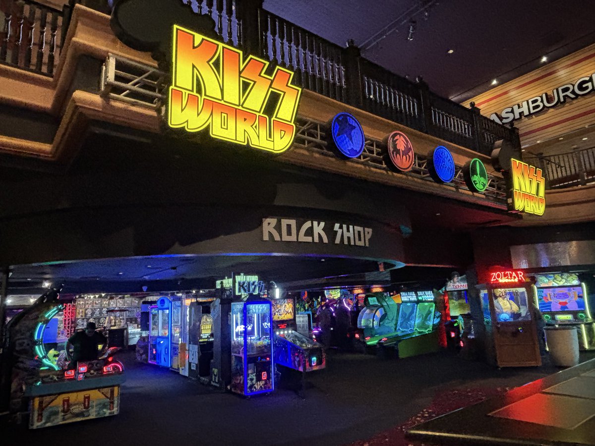 rocktourdesk's tweet photo. ๆฌๆฅใฏๆจๅนด่กใใชใใฃใใMETAL BLADE MUSEUMใใจ2ๅบฆ็ฎใฎใKISS World Mini Golfใใธ่จชๅใ้
ใใฎใฉใณใใฏ"PANDA EXPRESS"๐
ใใใซใงไผๆฉใใฆใใใใใๅSPHEREใงใBackstreet Boysใใฎใฉใคใ๐ต
#LasVegas
#MetalBlade
#KISS https://t.co/jbZl8uIGe9