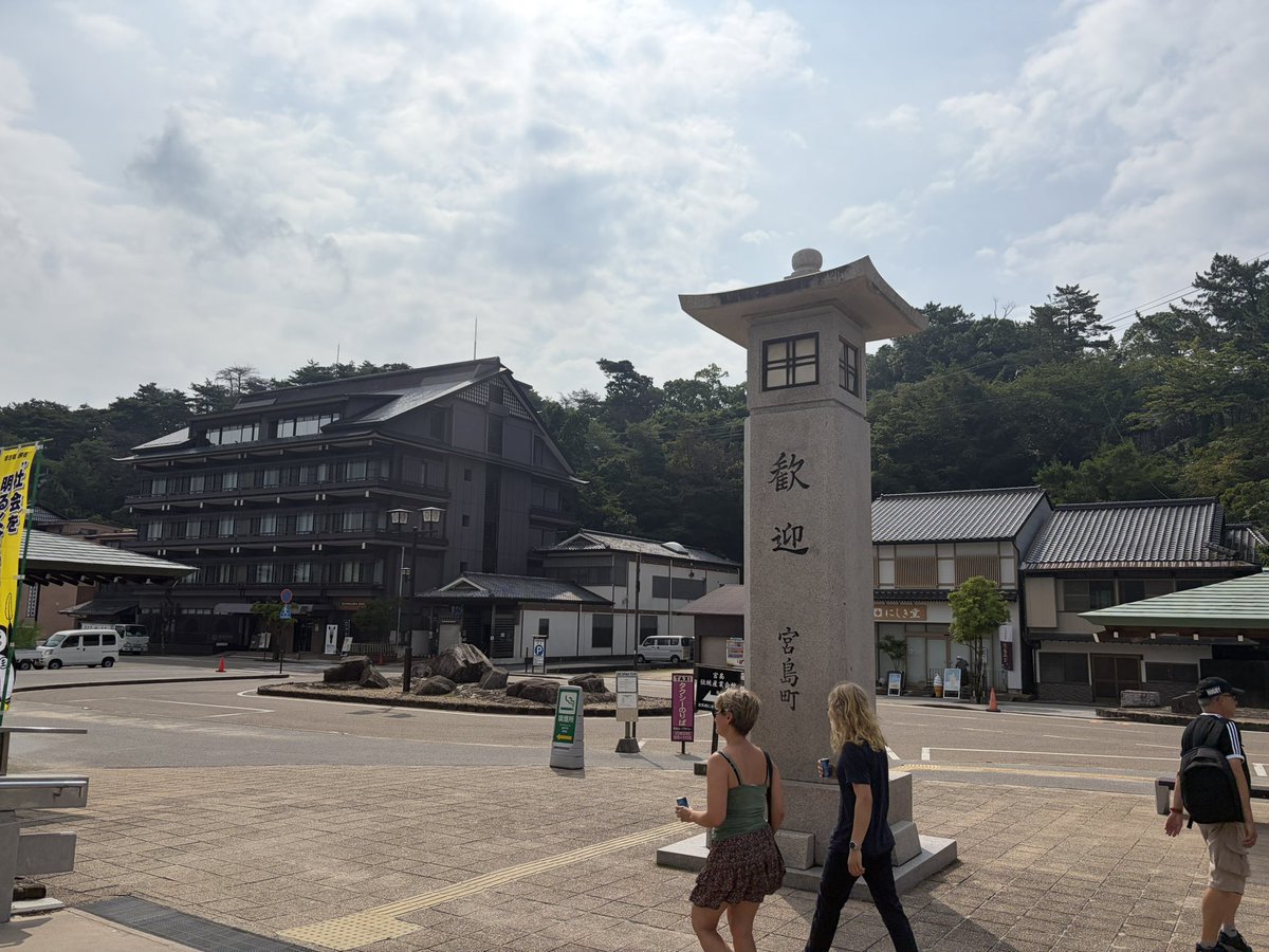 ムーム tweet media