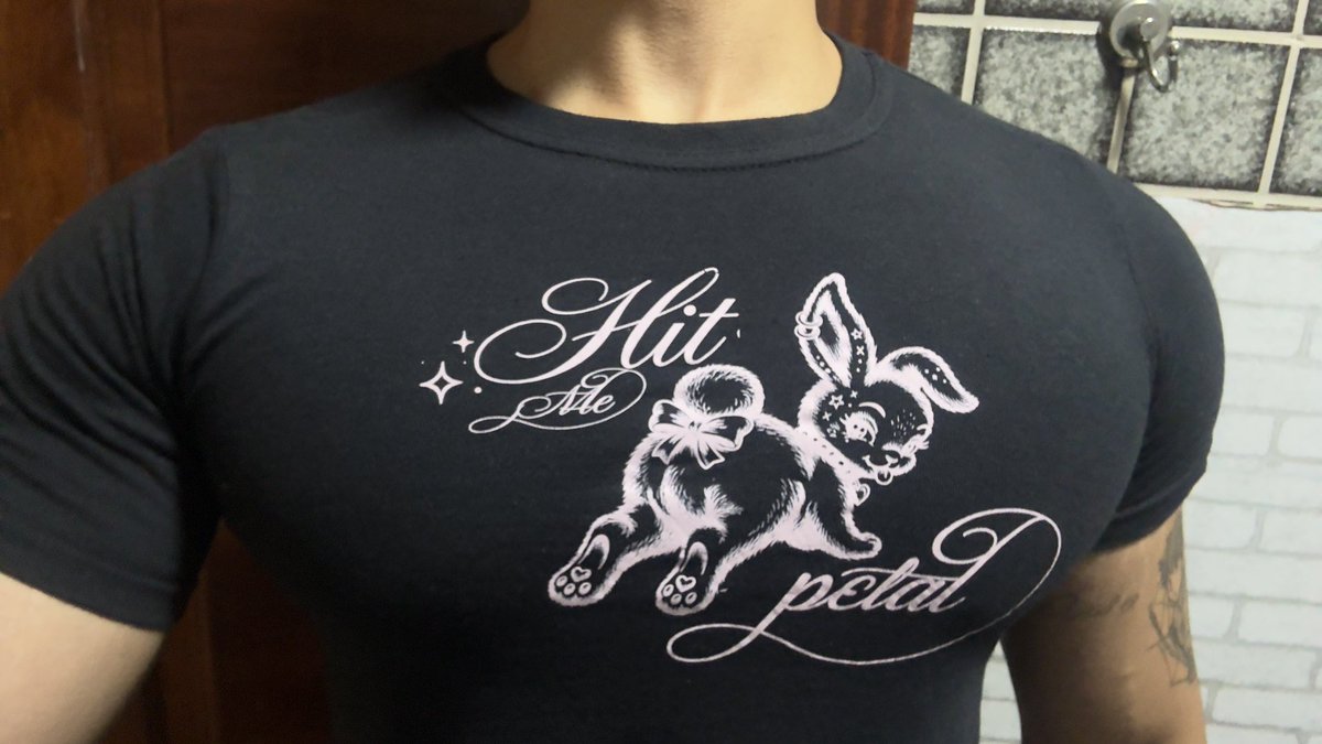 infoari's tweet photo. HIT ME PETAL! 🌻🐇

A Pop Game lançou a coleção do novo álbum da Ariana Grande! Baby tees e camisetas premium com modelagem que valoriza o corpo. Preços baratos e ainda temos desconto!

Use o código INFOARI10 e garanta a sua rápido antes que esgote! 💖 https://t.co/OoeHvyXput