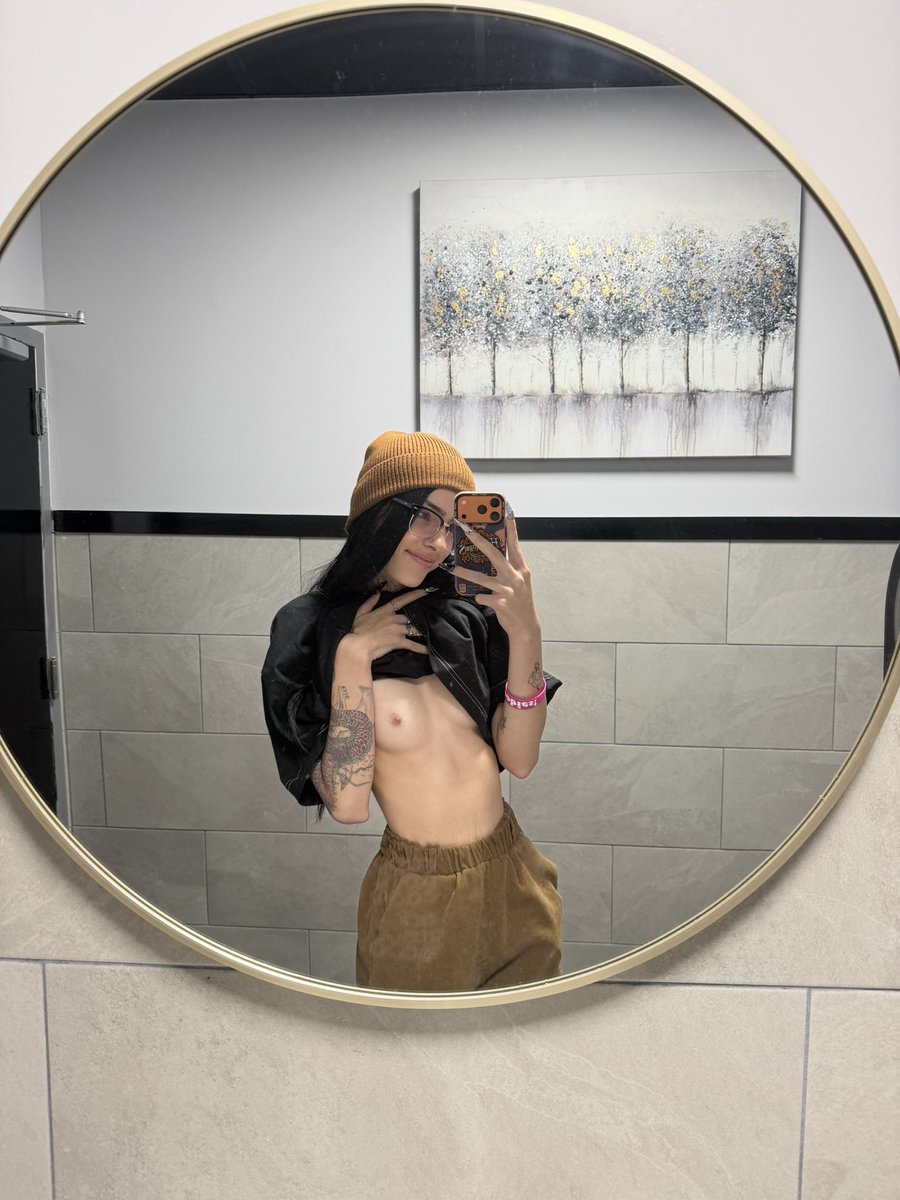 adylynn0's tweet photo. IM BACK!! And waxedddd- give me a warm welcome with the link in my bio, for fucks sake I just got cheated on https://t.co/Lw7Ni5eKDB