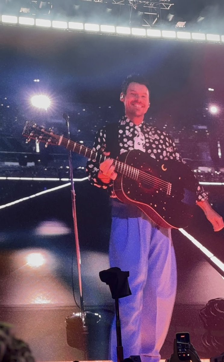 hsdtogethertour's tweet photo. Harry smiling during Fine Line on stage at Estádio MorumBIS in São Paulo, Brazil - 17 July (via @harrysbrasil) https://t.co/OJdJ38Xv45